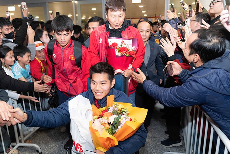 Người hùng U23 Việt Nam mang HCĐ châu Á về nước, "biển" người hâm mộ chào đón