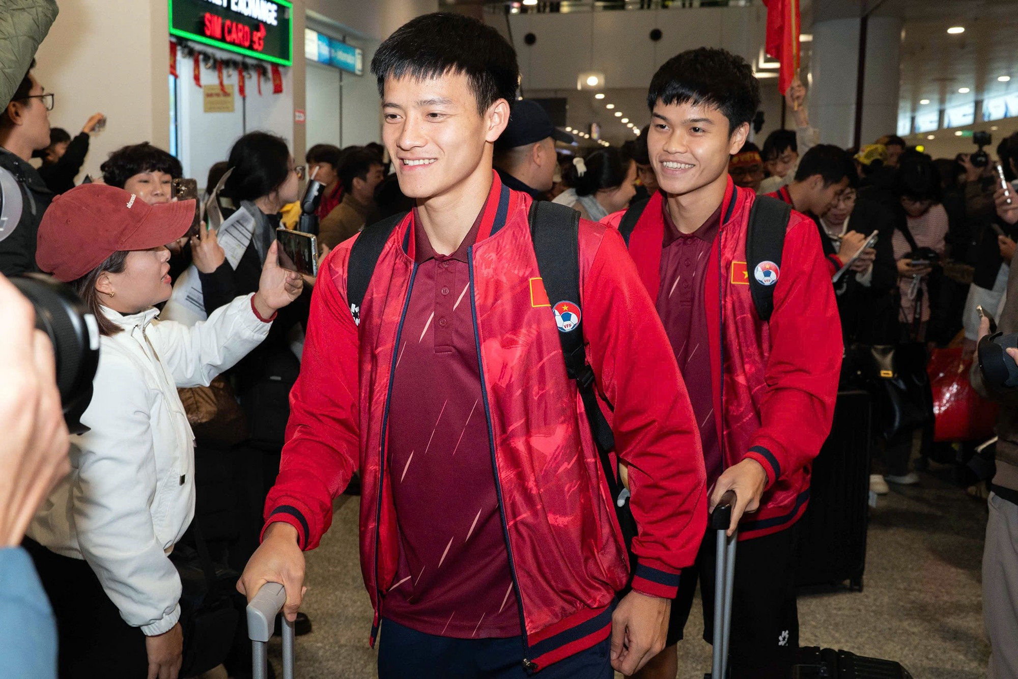 Bộ đôi Thanh Nhàn và Đức Anh tự tin bước ra sau khi thi đấu xuất sắc trong trận đấu tranh hạng ba.