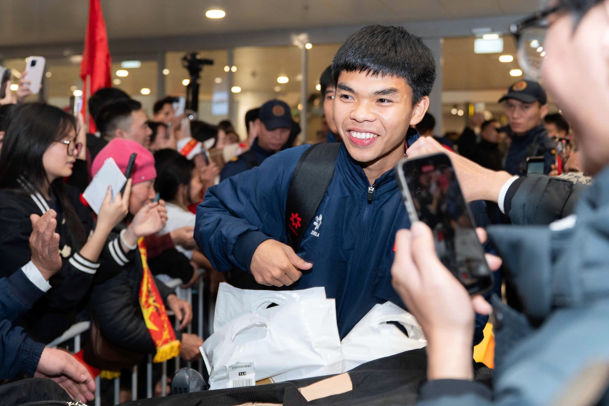 Cậu út Lê Phát khá rụt rè khi lần đầu cảm nhận được bầu không khí cuồng nhiệt ở sân bay, trong sự chào đón của "biển" người hâm mộ.