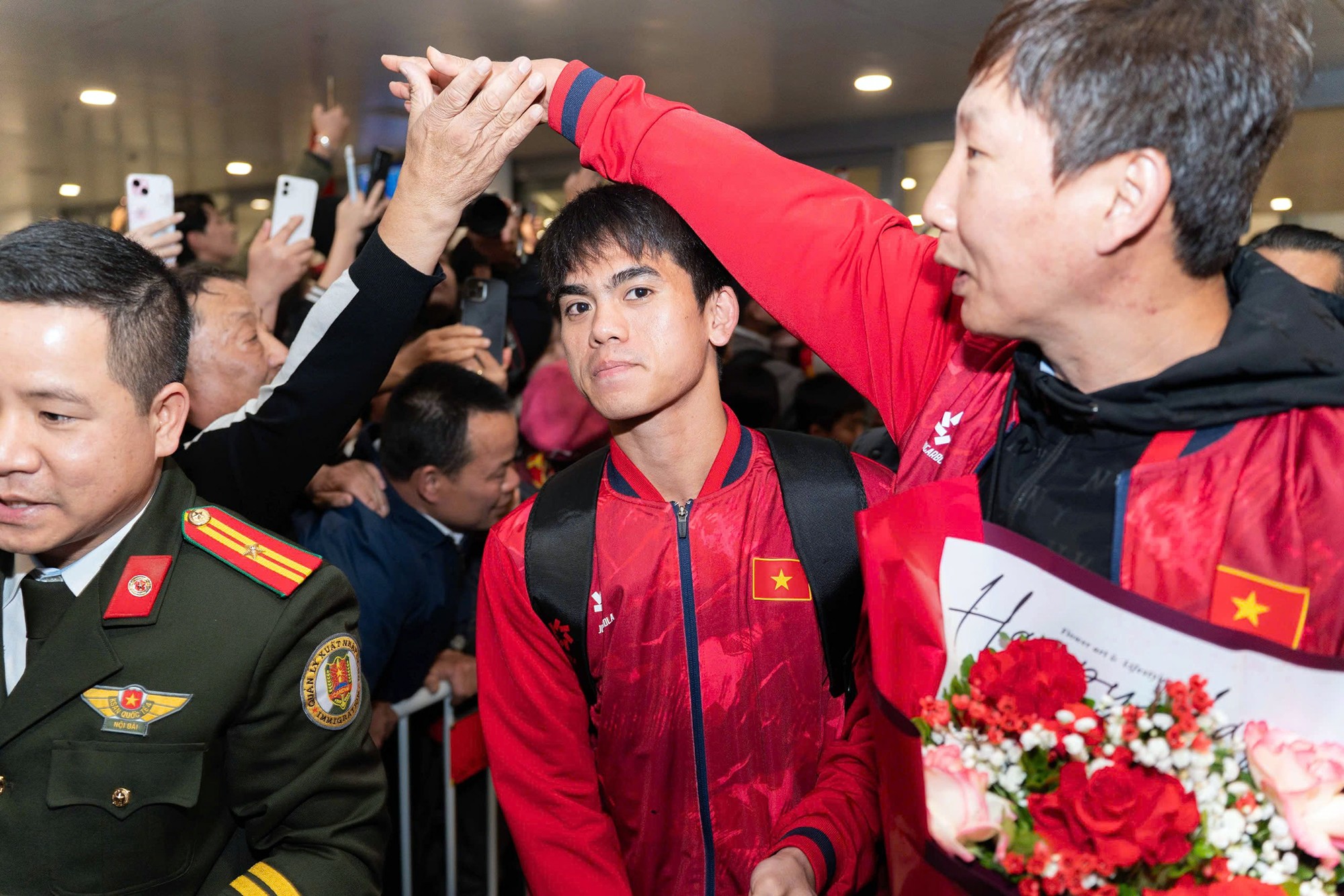 HLV Kim Sang Sik chiều lòng người hâm mộ.