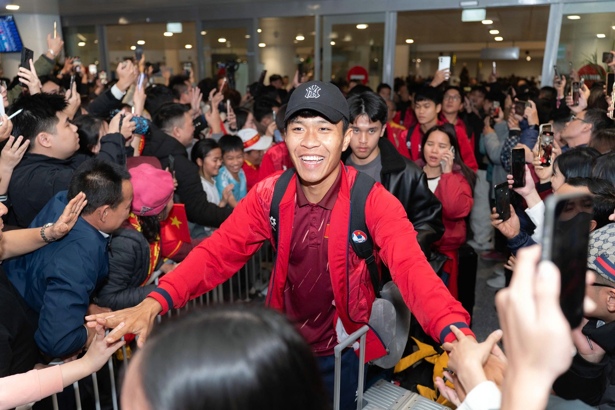 Trung vệ Phạm Lý Đức phấn khích và chia sẻ niềm vui với người hâm mộ.