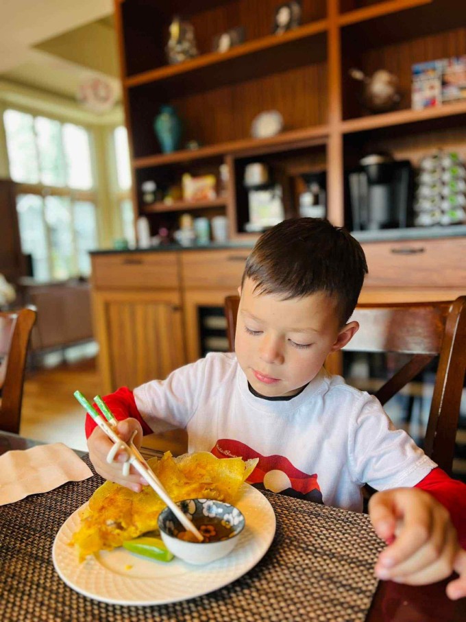 Vợ Việt nấu bánh xèo, phở bò khiến chồng con Mỹ mê tít - 4