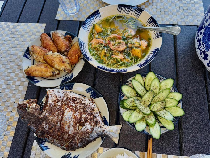 Vợ Việt nấu bánh xèo, phở bò khiến chồng con Mỹ mê tít - 8