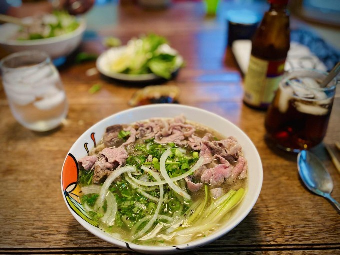 Vợ Việt nấu bánh xèo, phở bò khiến chồng con Mỹ mê tít - 6