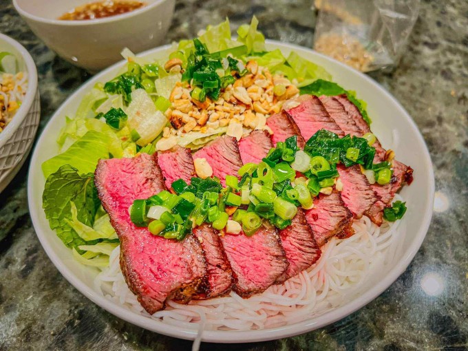 Vợ Việt nấu bánh xèo, phở bò khiến chồng con Mỹ mê tít - 11