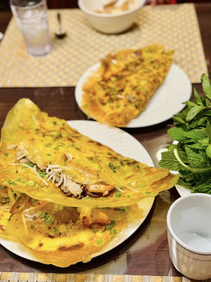 Vợ Việt nấu bánh xèo, phở bò khiến chồng con Mỹ mê tít - 3