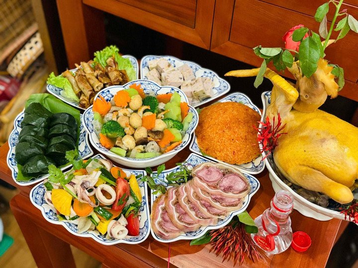 Gà luộc góp phần làm cho mâm cỗ Tết trở nên trọn vẹn, đủ đầy. (Ảnh: Thùy Linh Đỗ)