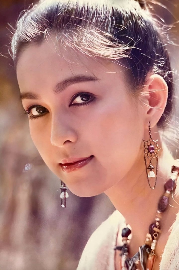 Nhan sắc mĩ miều của Diễm My 6x thời trẻ.