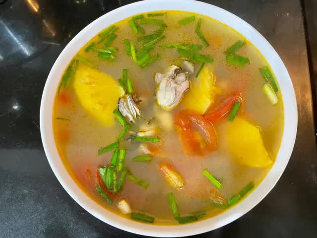 Khi nước sôi khoảng 10 phút, bạn cho sấu xanh vào nấu tiếp. Đợi đến khi sấu chín và nổi lên mặt nước, thả hàu vào nấu đến khi hàu vừa chín tới. Dùng thìa dầm sấu để tạo vị chua, nêm nếm lại cho hợp khẩu vị rồi rắc hành lá thái nhỏ vào, tắt bếp. Trong số các món chế biến từ hàu đã tách vỏ thì món canh chua hàu được nhiều bà nội trợ yêu thích nhờ hương vị thanh mát, chua ngọt hài hòa.