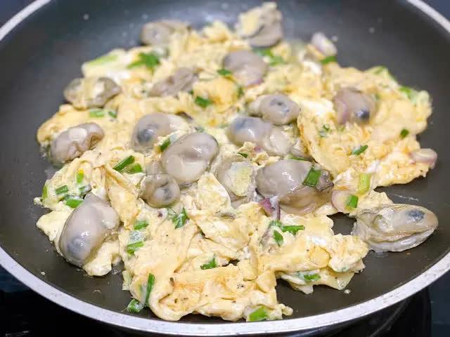Trước tiên, bạn rửa sạch ruột hàu với nước, để ráo. Bạn đập trứng vào bát, đánh tan cùng với gia vị và hành lá cắt nhỏ. Băm nhuyễn hành tím, cho vào chảo phi thơm với dầu ăn. Khi hành dậy mùi, thêm bơ vào rồi cho hàu vào chiên sơ. Sau đó, đổ trứng vào chảo, chiên đến khi hai mặt chín vàng đều. Cuối cùng, rắc một chút tiêu xay lên trên để tăng hương vị. Món ăn sẽ ngon hơn khi thưởng thức cùng nước tương pha ớt.