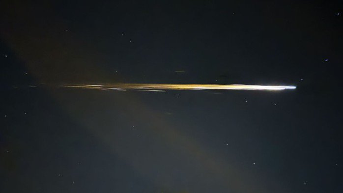 Một vật thể rực sáng trên bầu trời trong bức ảnh chụp từ TP Ventura, bang California - Mỹ tháng 4-2024, chính là mô-đun quỹ đạo Thần Châu 15 tái nhập bầu khí quyển - Ảnh: Christopher H./AMS