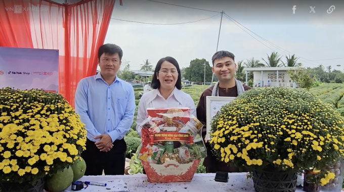 Bà Lê Thị Hoàng Oanh, Bí thư Đảng ủy xã Chợ Lách xuất hiện tại phiên livestream bán hoa hỗ trợ nông dân. Ảnh: Thường Sơn