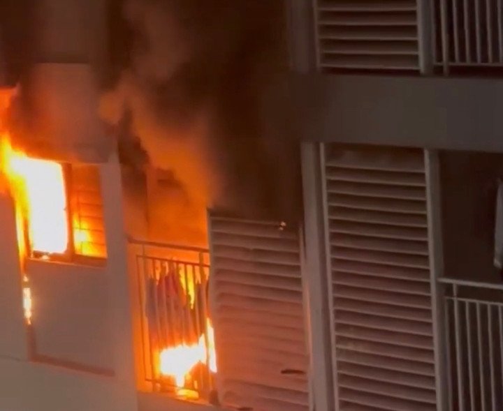 Lửa bùng lên trong căn hộ chung cư. ( Ảnh chụp màn hình)