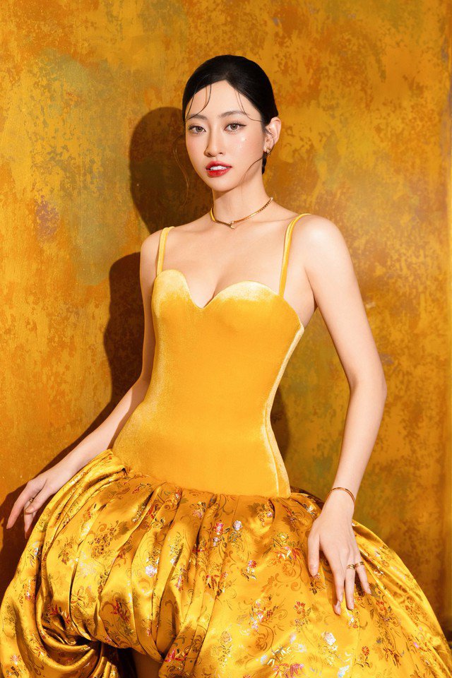 Hoa hậu Lương Thùy Linh cho biết, cô hạn chế ra đường từ trưa đến 15h vì đây là thời điểm các tia cực tím (UVA, UVB, UVC) và tia hồng ngoại có cường độ mạnh nhất.