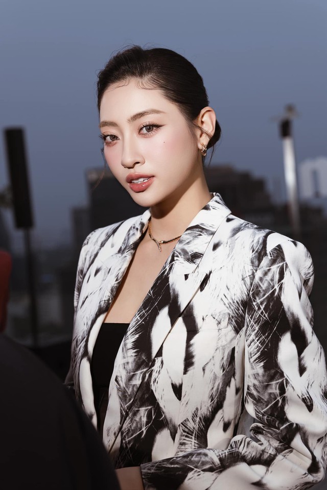 Lương Thùy Linh rất chú trọng bôi kem chống nắng và bôi lại sau mỗi 2 giờ nếu hoạt động ngoài trời. Người đẹp đồng thời bổ sung viên uống chống nắng để bảo vệ da từ bên trong và mặc áo chống nắng, đội mũ... giúp hạn chế tiếp xúc ánh nắng tối đa.