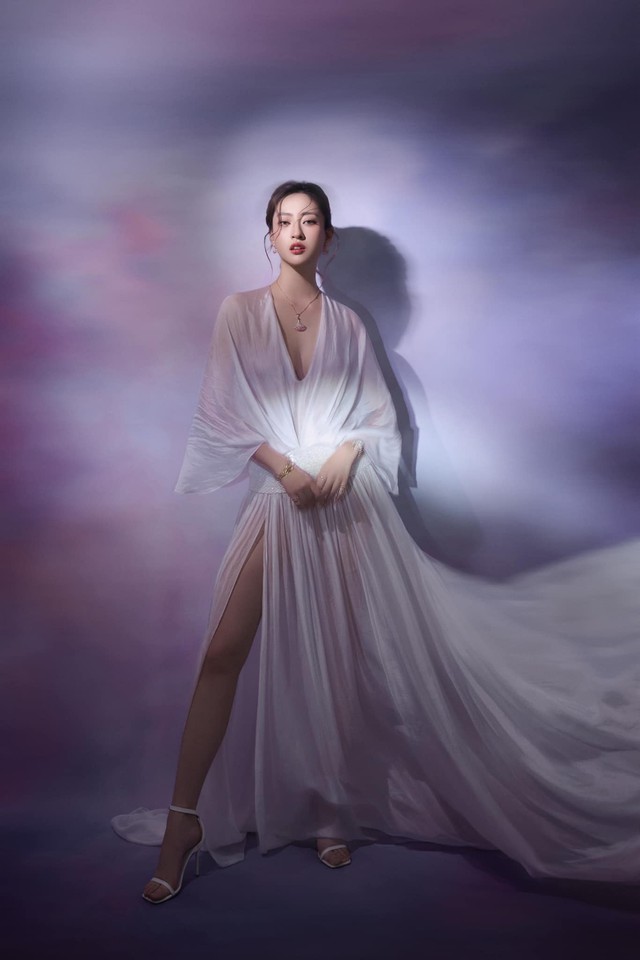 Người đẹp cũng không dùng khăn mặt vì đây được xem là nơi trú ngụ của nhiều loại vi khuẩn. Hoa hậu Lương Thùy Linh luân phiên sử dụng mặt nạ dạng giấy và các loại mặt nạ dạng kem để làm sạch, cấp ẩm, đồng thời dưỡng trắng. Sau khi đắp mặt nạ, Lương Thùy Linh tiếp tục dùng các sản phẩm pre-serum, serum và kem dưỡng để khóa ẩm.