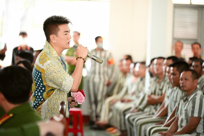 Năm thứ 11 ca sĩ Đàm Vĩnh Hưng phục vụ văn nghệ cho các phạm nhân dịp Tết. Ảnh: Thành Phạm