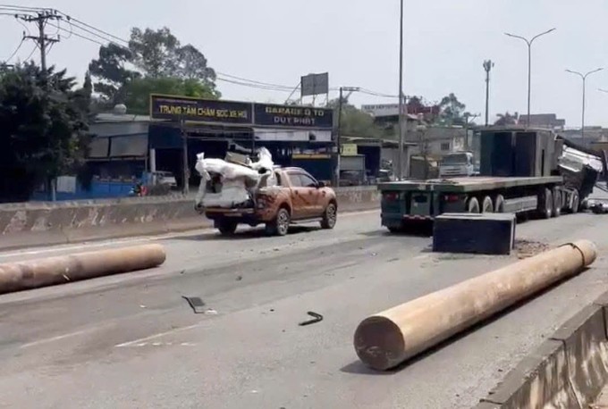 Nhiều cột bêtông cùng thùng sắt rơi xuống đường sau vụ tai nạn. Ảnh: Thái Hà