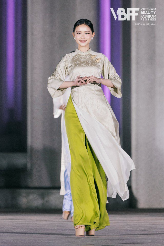 Vẻ đẹp dịu dàng, đằm thắm của người đẹp quê Nghệ An. Diệu Linh từng nằm trong top 14 thí sinh thi vào Trường THPT chuyên Phan Bội Châu (Nghệ An), từng đoạt nhiều thành tích trong các cuộc thi học sinh giỏi; sở hữu IELTS 7.0 và từng tham gia nhiều hoạt động tình nguyện và câu lạc bộ thiện nguyện khi còn ngồi ghế trường phổ thông.