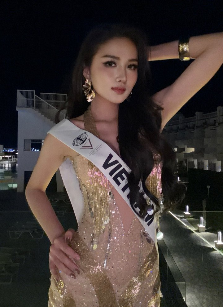 Không chỉ gây ấn tượng về ngoại hình, cô còn được đánh giá là một “chiến binh” mạnh về tri thức khi tốt nghiệp loại Xuất sắc chuyên ngành Quan hệ Công chúng tại Trường Đại học Nam Cần Thơ.