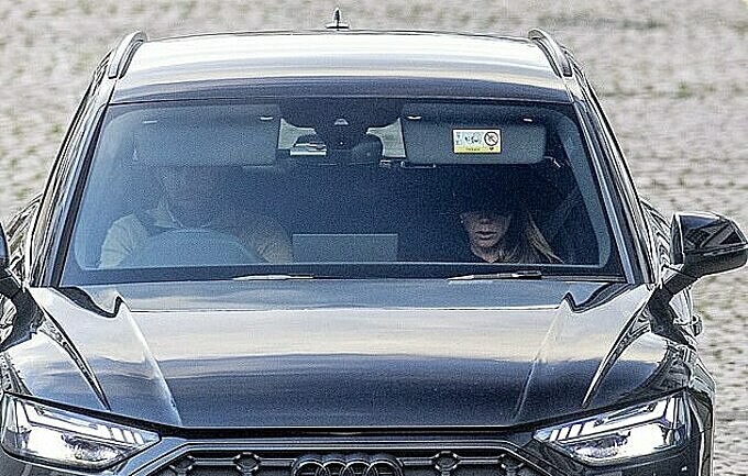 Bà Becks giữ vẻ trầm tư khi ngồi trong xe. Ảnh: Goff Photos