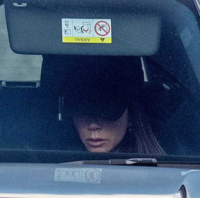 Vic đội mũ che nửa khuôn mặt khi xuất hiện hôm 23/1. Ảnh: Goff Photos