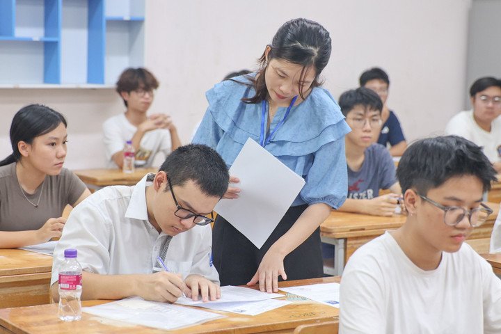 Thí sinh hoàn thành thủ tục đăng ký dự thi. (Ảnh minh hoạ)