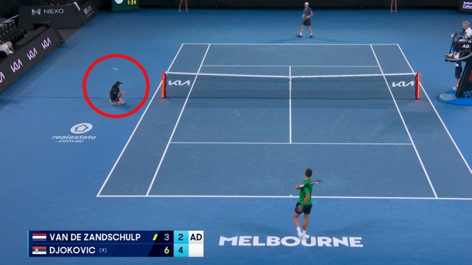 Cú đánh bóng gây nguy hiểm của Djokovic, trong trận gặp Botic van de Zandschulp ở vòng ba đơn nam Australia Mở rộng tại Melbourne, bang Victoria, Australia tối 24/1/2026. Ảnh: chụp màn hình