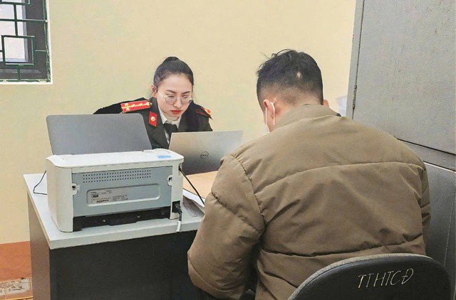 Anh S. làm việc với cơ quan công an Ảnh: Công an Lào Cai.