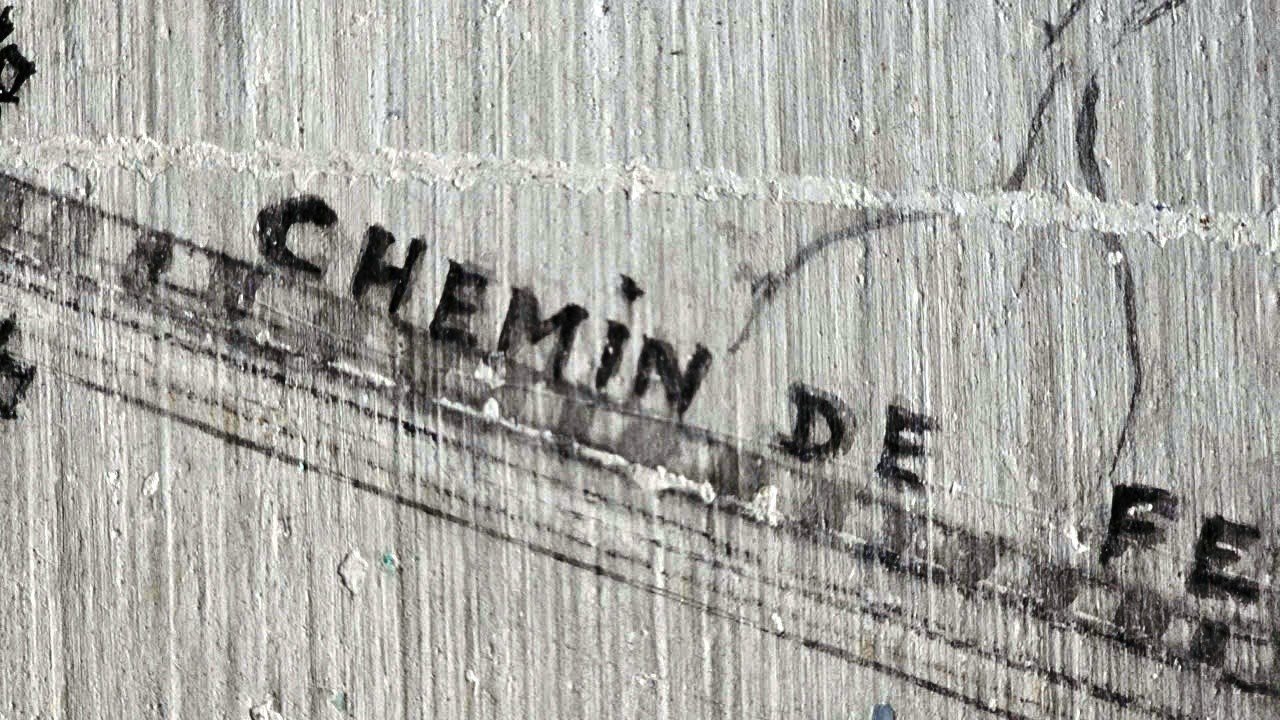 Trên bức họa dạng bản đồ có 3 loại chữ, gồm chữ Hán, chữ Việt và chữ Pháp