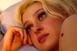 Phim của con dâu Beckham ngập cảnh 18+