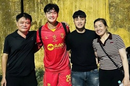 Mẹ thủ môn Cao Văn Bình không dám xem loạt sút luân lưu, chạy ra ngoài cầu trời