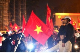 Hà Nội "không ngủ": Người hâm mộ vỡ òa sau chiến thắng lịch sử của U23 Việt Nam