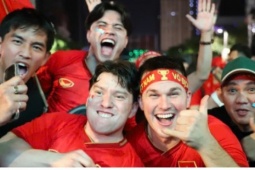 Phố đi bộ Nguyễn Huệ "nổ tung" khi U23 Việt Nam giành hạng ba U23 châu Á