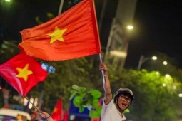 CĐV TPHCM 'đi bão' trong đêm khuya mừng U23 Việt Nam đoạt huy chương đồng