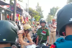 Theo chân cảnh sát lập lại trật tự lòng đường, vỉa hè ở TPHCM