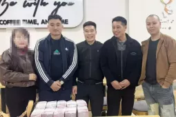 Phát hiện bao tải chứa 1 tỷ đồng ở ven đường