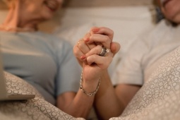 Chồng ngoại tình vì 'lệch pha' chuyện chăn gối, vợ U60 tìm cách cứu vãn hôn nhân