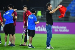 Xúc động hình ảnh Hiểu Minh chống nạng ăn mừng "chiến tích" của U23 Việt Nam