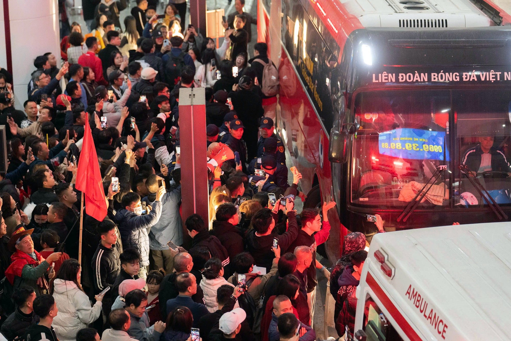 "Biển" người hâm mộ bám theo chiếc xe buýt chở thầy trò HLV Kim Sang Sik.