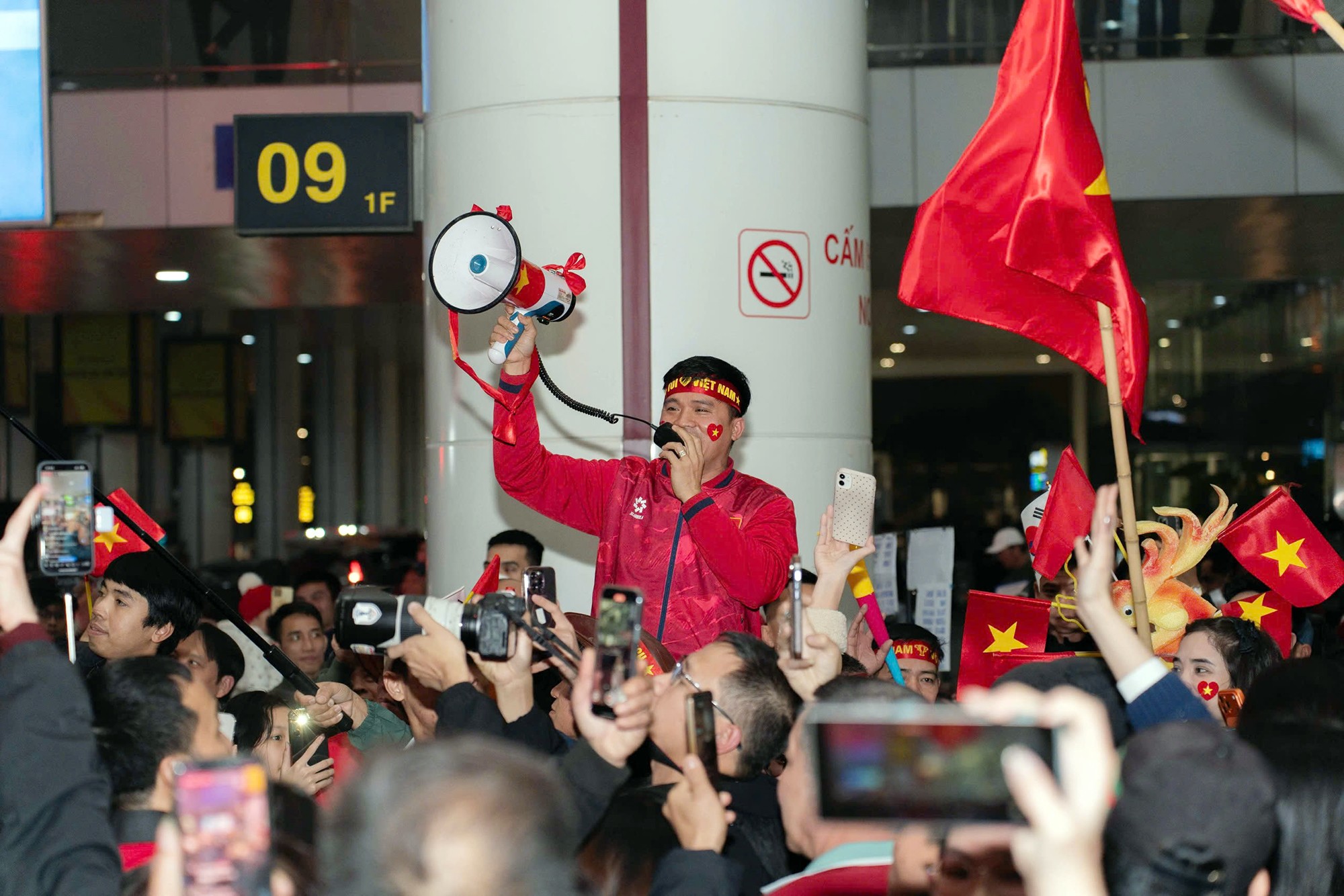 Hàng nghìn người hâm mộ tạo nên bầu không khí vô cùng sôi động chào đón những người hùng U23 Việt Nam về nước.