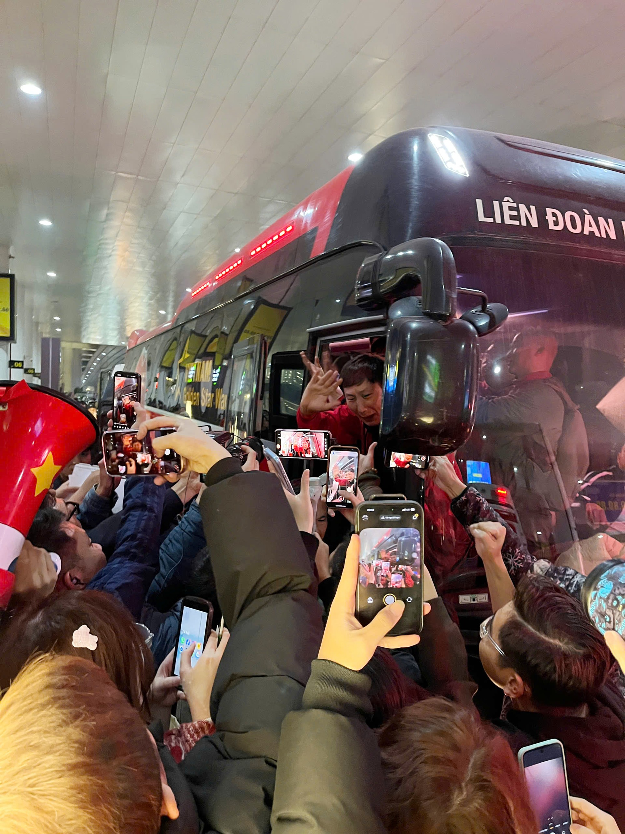 Trước tình cảm của đông đảo người hâm mộ, HLV Kim Sang Sik chủ động nói tài xế mở cửa xe ra để nói lời cảm ơn, chúc mừng năm mới đến các cổ động viên bóng đá Việt Nam. Dự kiến nhóm thứ 2 của U23 Việt Nam&nbsp;có 8 thành viên trong ban huấn luyện&nbsp;và 6 cầu thủ gồm: Trung Kiên, Đình Hải, Văn Bình, Phi Hoàng, Quốc Cường, Văn Hà,&nbsp;sẽ&nbsp;về đến sân bay quốc tế Nội Bài lúc 6h55 ngày 25/1.