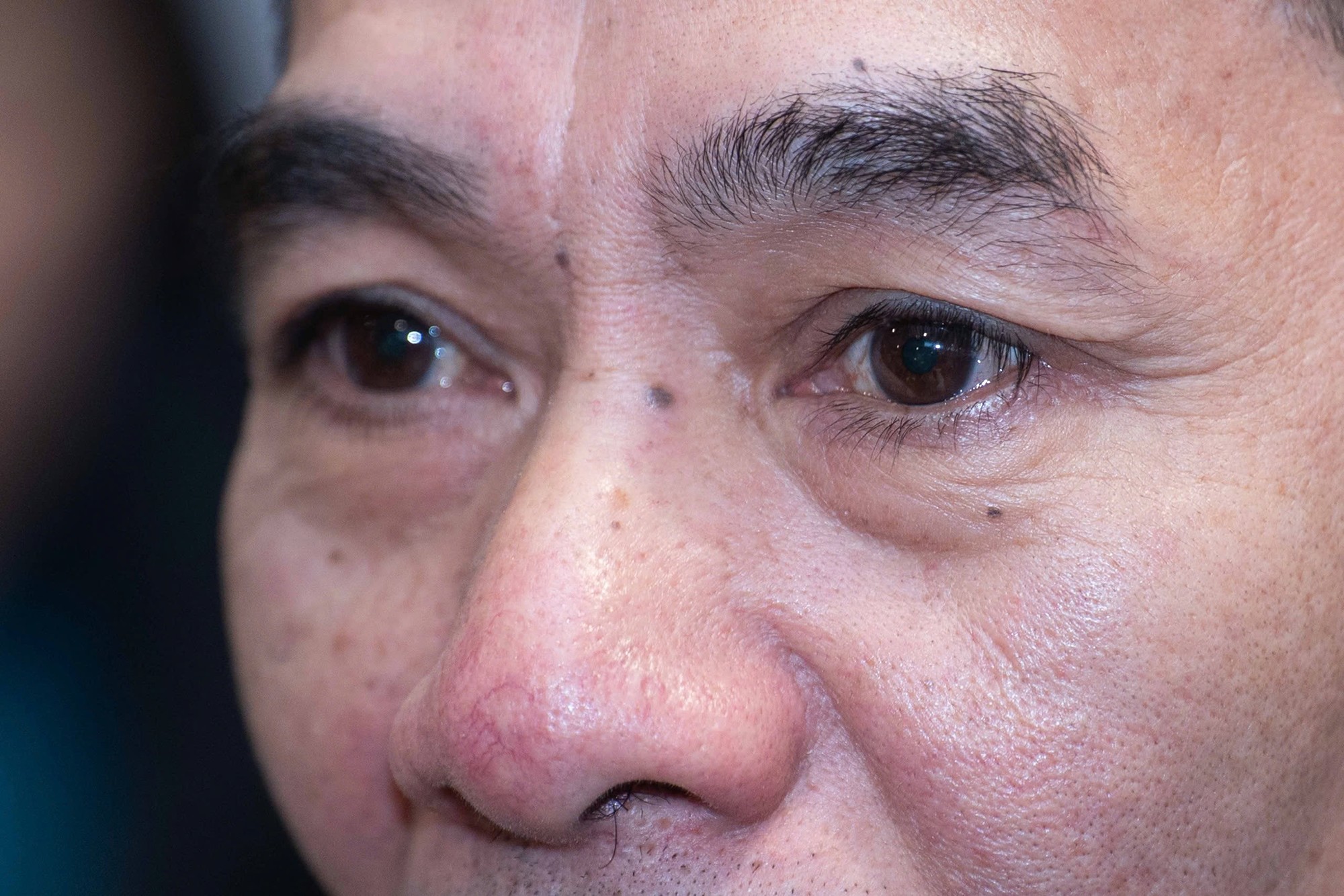 Xúc động hơn cả là ánh mắt ngấn lệ của ông Nguyễn Tiến Quang khi chờ đón cậu con trai Hiểu Minh về nước cùng đồng đội.