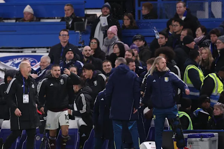 Ban huấn luyện Aston Villa bị phía Chelsea ném chai nước