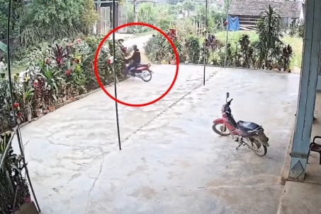 Clip: Vít ga quá đà, thanh niên phóng thẳng xe máy vào bụi cây trước nhà