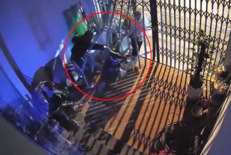 Clip: Kinh hoàng 3 thanh niên phóng xe máy, lao thẳng xuyên qua cửa sắt nhà dân