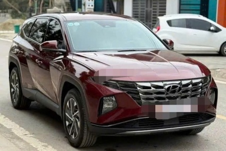 Hyundai Tucson 2.0 màu đỏ như mới với Odo 14.000Km, giá 785 triệu đồng