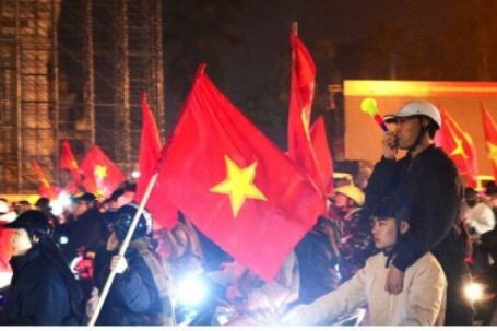 Hà Nội "không ngủ": Người hâm mộ vỡ òa sau chiến thắng lịch sử của U23 Việt Nam