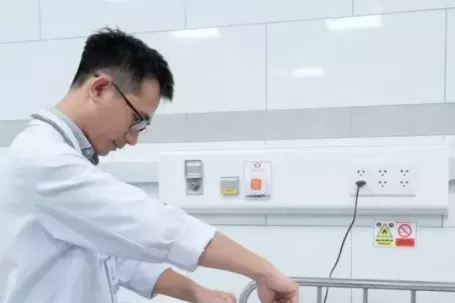 Bé trai mới 9 tuổi đã bị đột quỵ, bác sĩ cảnh báo dấu hiệu bất thường