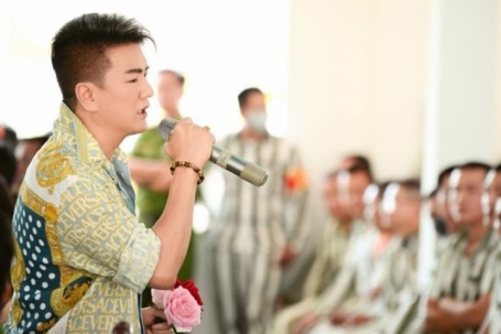 Đàm Vĩnh Hưng hát ở trại giam